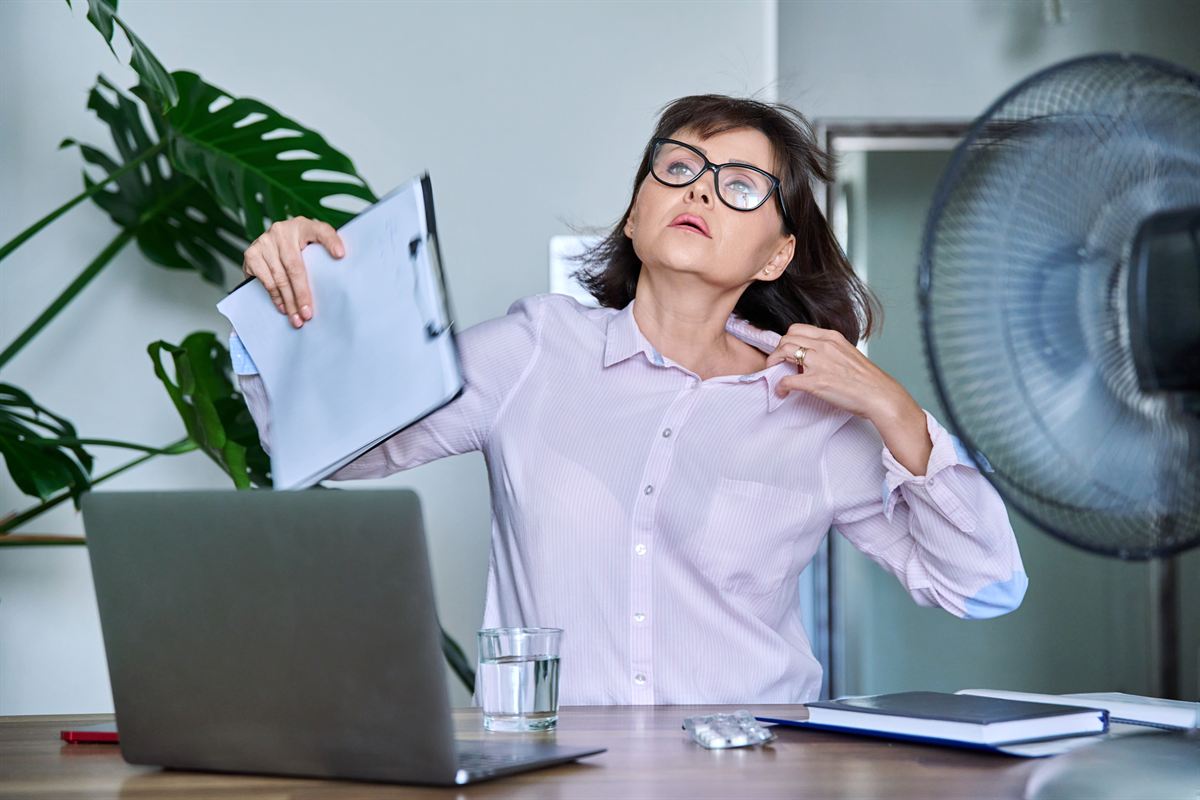 Colaboradora incomodada com o calor no ambiente de trabalho